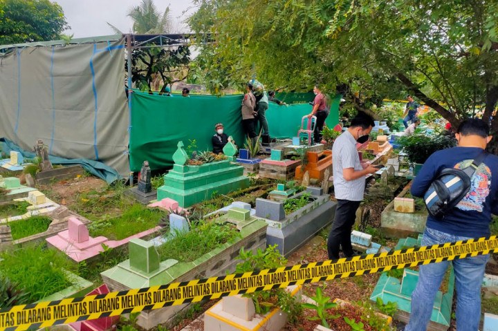 Tim ahli forensik tengah melakukan autopsi terhadap jenazah AM, 17, santri Pondok Modern Darussalam Gontor 1 Pusat, Ponorogo, Jawa Timur, di Tempat Pemakaman Umum Sei Selayur, Kalidoni, Palembang, Sumatera Selatan, Kamis, 8 September 2022.