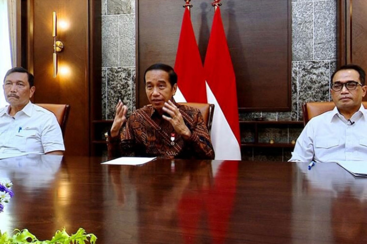 Indonesia resmi mengambil alih Area Layanan Navigasi Penerbangan atau Flight Information Region (FIR) di atas Kepulauan Riau dan Natuna yang selama ini dikelola Singapura. Hal itu disampaikan Presiden Joko Widodo dalam keterangannya soal Kesepakatan Penyesuaian Realignment Flight Information Region (FIR).