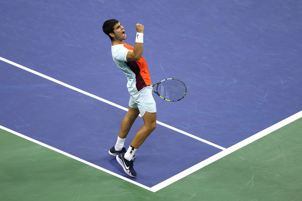 Carlos Alcaraz melakukan selebrasi setelah mengalahkan Jannik Sinner di perempat final US Open 2022, Kamis, 8 September 2022. Alcaraz harus berjuang dalam laga lima set untuk melaju ke semifinal.
