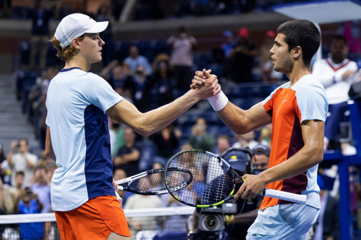 Laga menegangkan selama lima jam 15 menit yang berakhir pada 02.50 waktu setempat tersebut berakhir dengan Alcaraz yang berusia 19 tahun mengklaim kemenangan 6-3, 6-7(7/9), 6-7(0/7), 7-5, 6-3. 