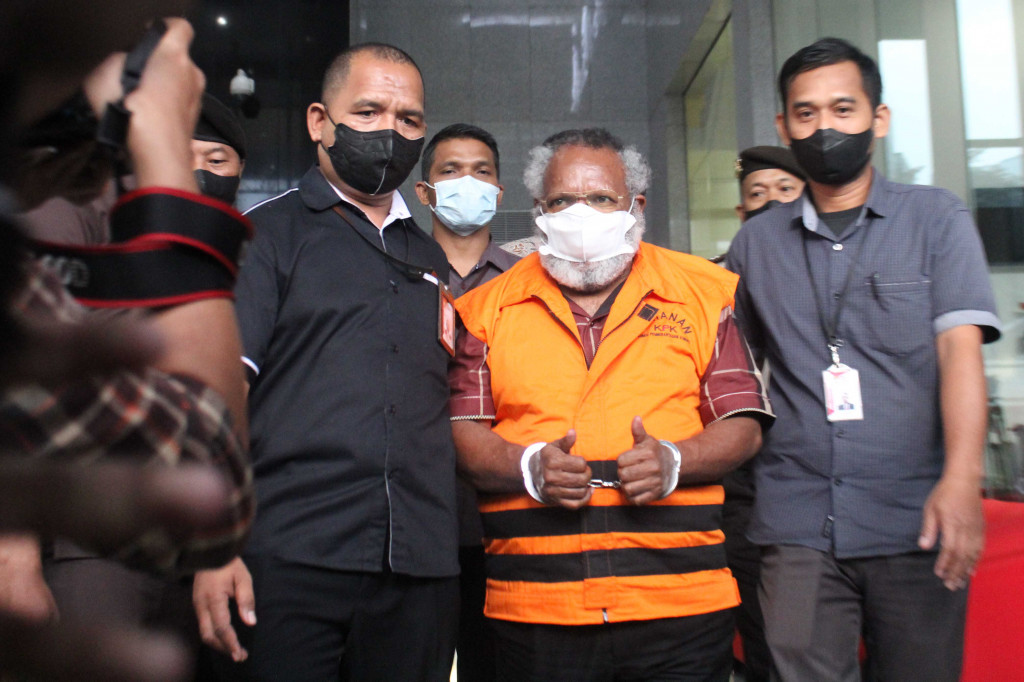 Menurut Firli, pihaknya telah melakukan penyelidikan dan menemukan bukti permulaan yang cukup sehingga KPK meningkatkan status perkara ini ke tahapan penyidikan dengan mengumumkan tersangka dan menahan EO untuk penyidikan lebih lanjut.