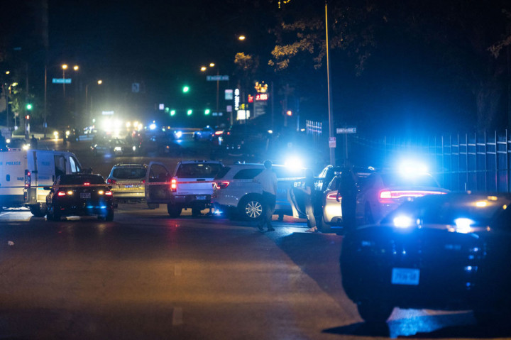 Polisi menyelidiki lokasi pembajakan mobil yang dilaporkan terkait dengan serangkaian penembakan di Memphis, Tennessee, AS, Rabu, 7 September 2022 waktu setempat.