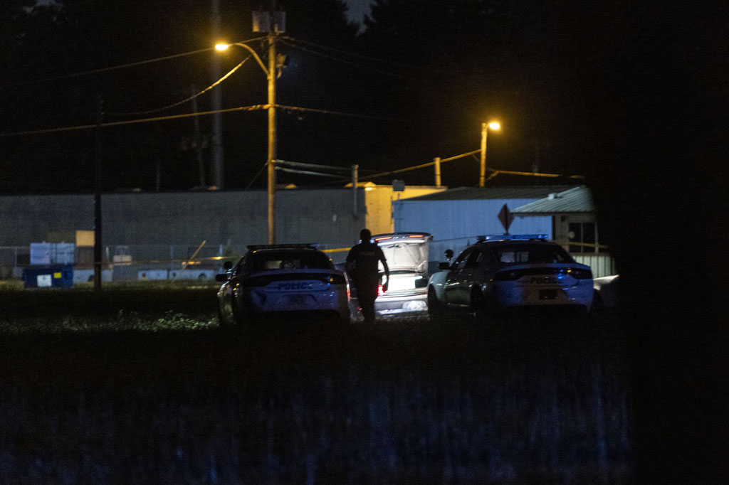 Petugas mengidentifikasi tersangka sebagai Yehezkiel Kelly, 19, dan mengatakan dia ditangkap dengan dua senjata di kendaraannya sekitar pukul 21:00 waktu setempat (01:00 GMT pada hari Kamis).