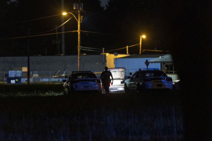 Petugas mengidentifikasi tersangka sebagai Yehezkiel Kelly, 19, dan mengatakan dia ditangkap dengan dua senjata di kendaraannya sekitar pukul 21:00 waktu setempat (01:00 GMT pada hari Kamis).