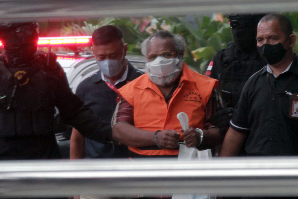 Bupati Mimika Eltinus Omaleng tiba di Gedung Merah Putih Komisi Pemberantasan Korupsi (KPK), Jakarta, Kamis, 8 September 2022 siang, usai tim penyidik KPK membawanya dari Jayapura, Papua, menuju Jakarta menggunakan pesawat komersial.