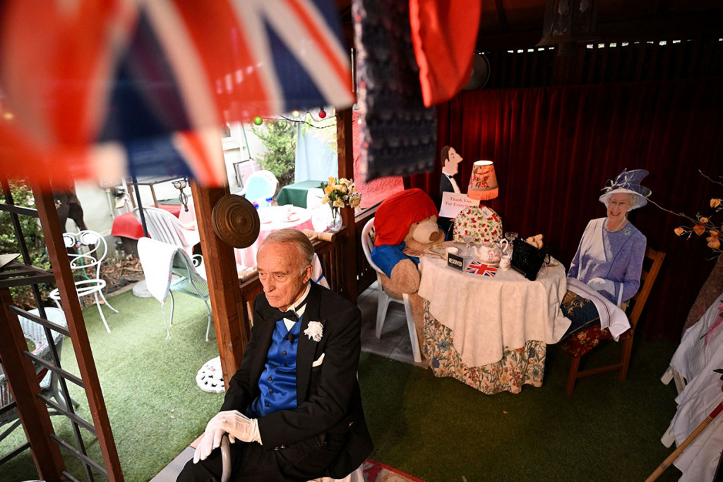 Pemilik Edmund Fry membahas kehidupan Ratu Elizabeth II dengan tampilan ukuran penuh Ratu dengan Paddington Bear di Rose Tree Cottage English Tea Room miliknya di Pasadena, California, setelah kematian Ratu Elizabeth II pada Kamis, 8 September 2022. 