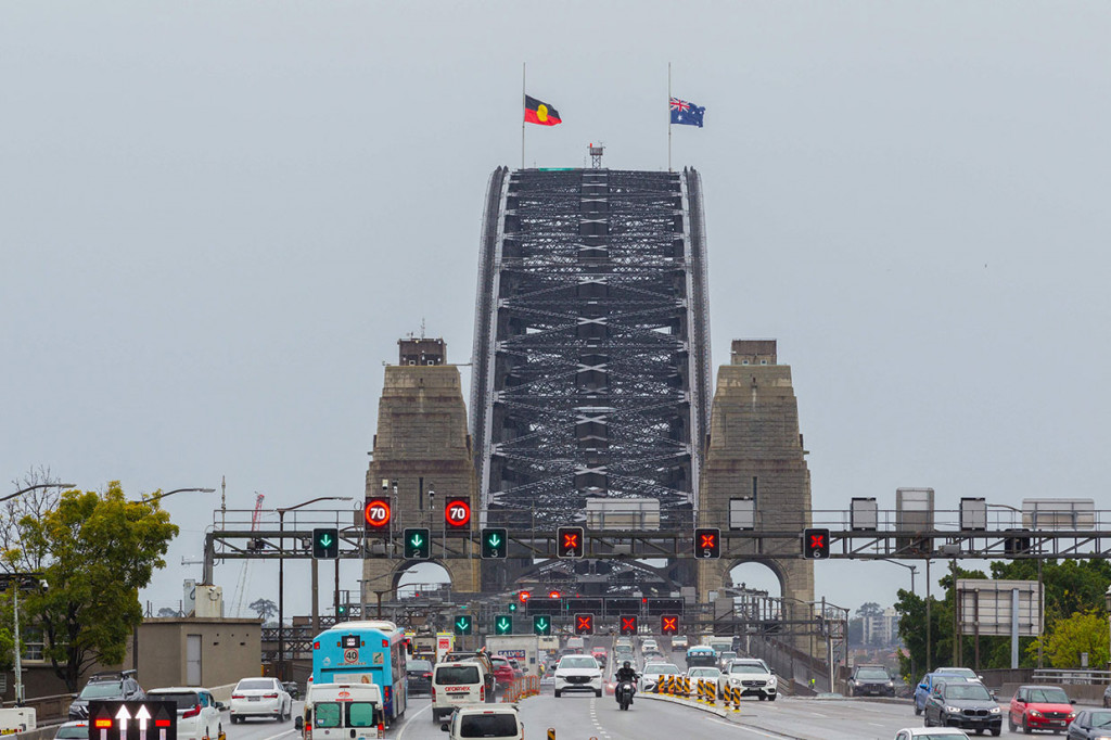 Bendera Australia dan Aborigin berkibar setengah tiang di Harbour Bridge di Sydney, sebagai tanda duka cita meninggalnya Elizabeth II, pada Jumat, 9 September 2022.