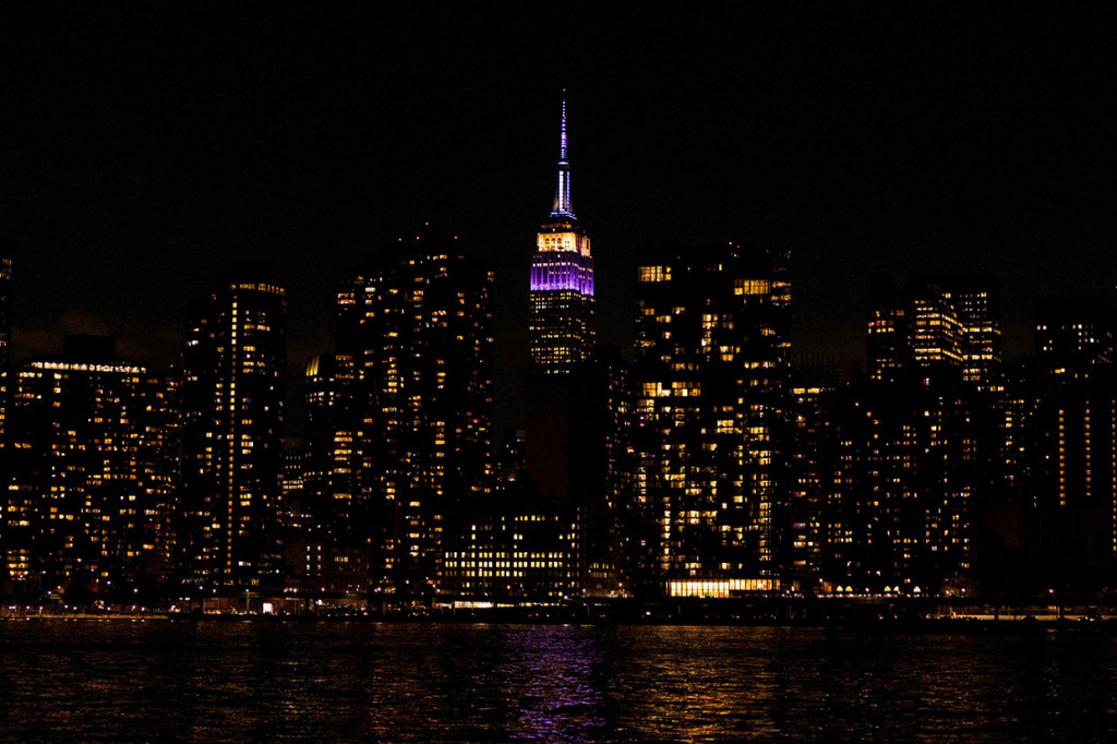 Empire State Building menyala dalam warna ungu dan berkilau dalam warna perak pada Kamis, 8 September 2022 untuk merayakan kehidupan dan warisan mendiang Ratu Elizabeth II. 