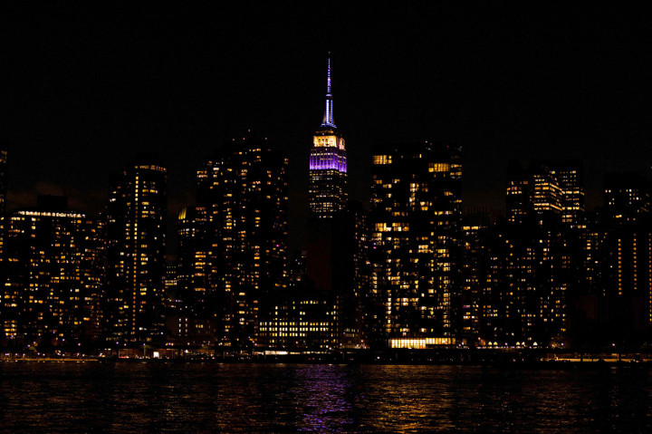 Empire State Building menyala dalam warna ungu dan berkilau dalam warna perak pada Kamis, 8 September 2022 untuk merayakan kehidupan dan warisan mendiang Ratu Elizabeth II. 