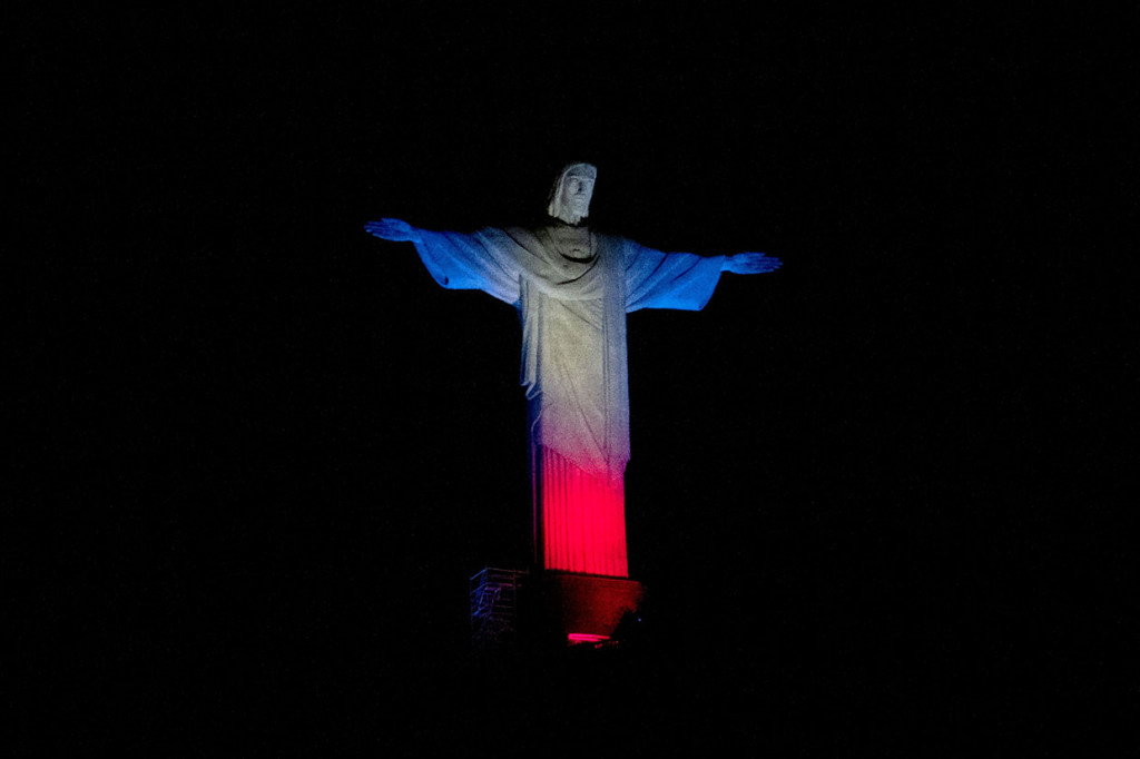 Patung Christ The Redeemer menyandang warna bendera Inggris Raya, pada 8 September 2022 untuk menghormati mendiang Ratu Elizabeth II, di Rio de Janeiro, Brasil.