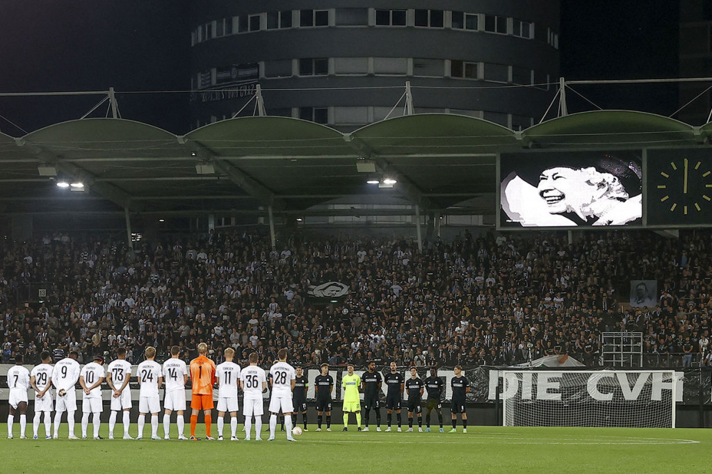 Pemain kedua kesebelasan mengheningkan cipta selama satu menit menyusul pengumuman kematian Ratu Elizabeth II, sebelum dimulainya pertandingan sepak bola Grup F Liga Eropa UEFA antara SK Sturm Graz dan FC Midtjylland di Graz, Austria pada Kamis, 8 September 2022. 