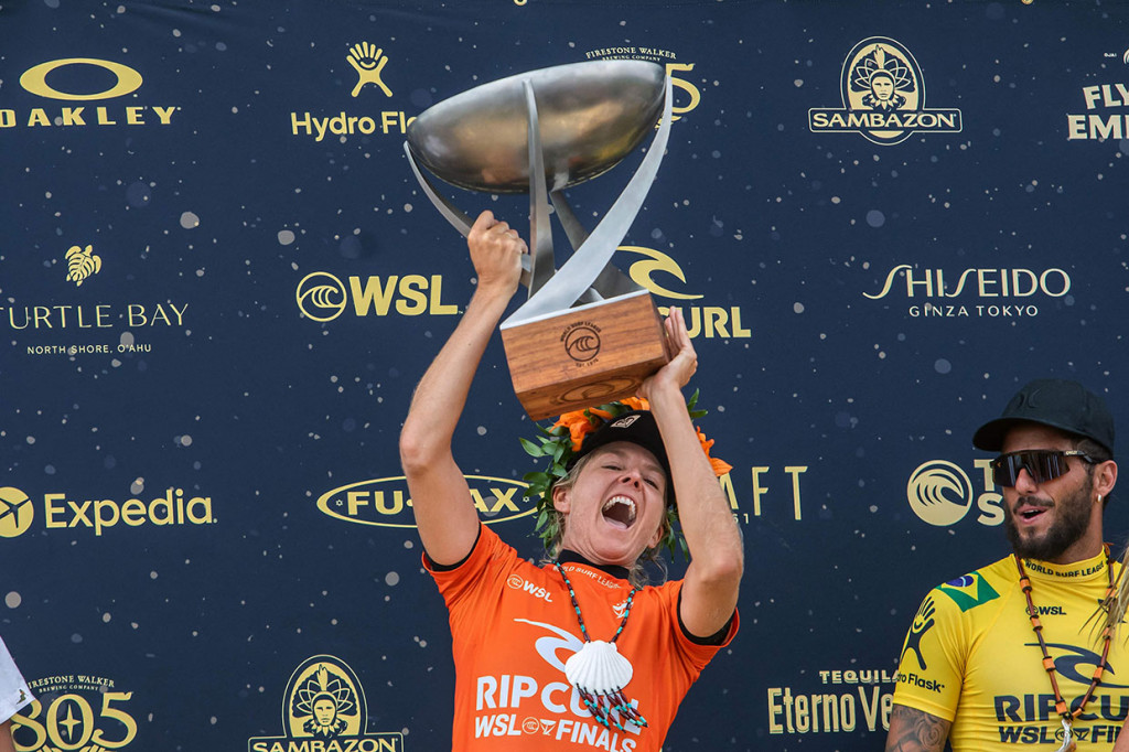 Stephanie Gilmore dari Australia melakukan selebrasi setelah memenangkan gelar juara Rip Curl WSL Finals di pantai Lower Trestles, San Clemente, California, Kamis, 8 September 2022.