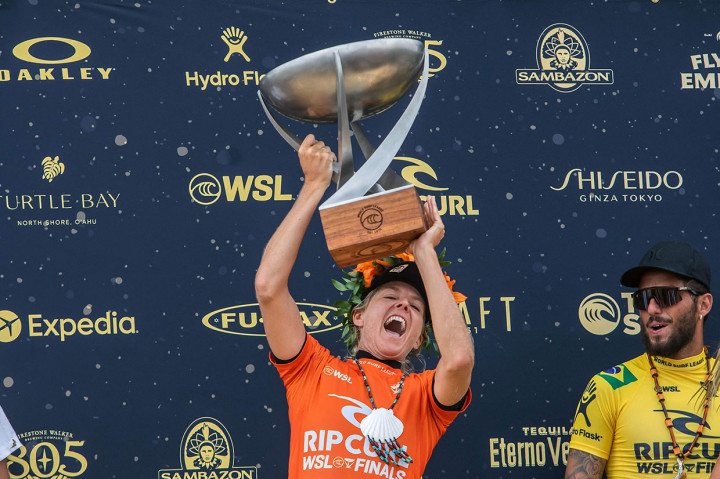 Stephanie Gilmore dari Australia melakukan selebrasi setelah memenangkan gelar juara Rip Curl WSL Finals di pantai Lower Trestles, San Clemente, California, Kamis, 8 September 2022.