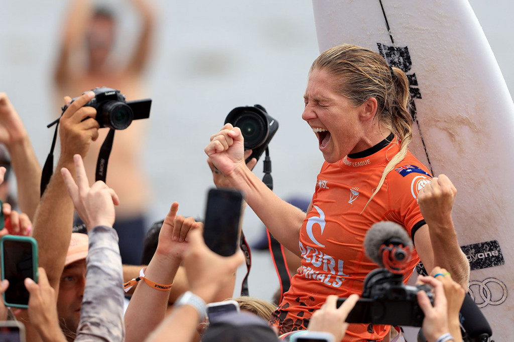 Stephanie Gilmore dari Australia meraih trofi Rip Curl WSL Finals di pantai Lower Trestles, San Clemente, California, Kamis, 8 September 2022, sekaligus memenangkan gelar dunia kedelapan, menjadikannya peselancar wanita paling sukses dalam sejarah.