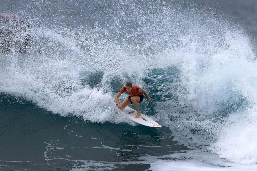 Peselancar berusia 34 tahun itu sebelumnya sama-sama meraih tujuh gelar dunia bersama rekan senegaranya Layne Beachley, tetapi setelah mengalahkan peselancar Hawaii Carissa Moore, dia kini berdiri sendiri di puncak.