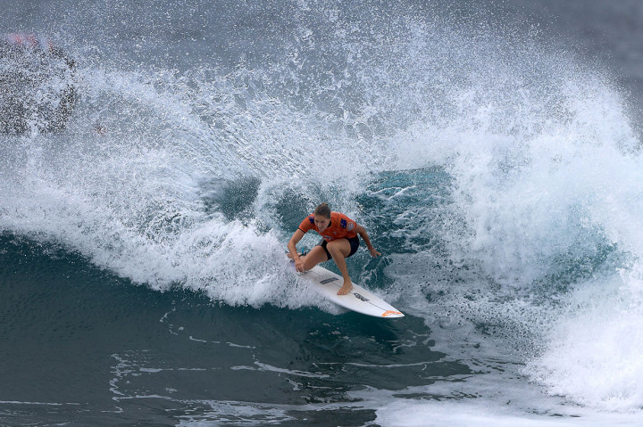 Peselancar berusia 34 tahun itu sebelumnya sama-sama meraih tujuh gelar dunia bersama rekan senegaranya Layne Beachley, tetapi setelah mengalahkan peselancar Hawaii Carissa Moore, dia kini berdiri sendiri di puncak.