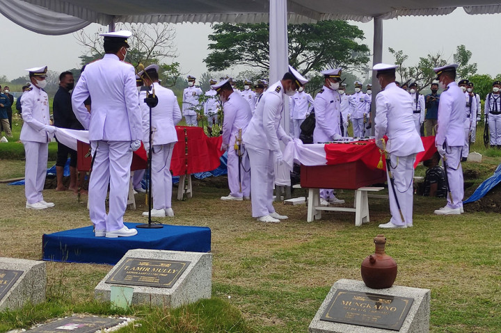 Prajurit TNI AL mengikuti upacara penghormatan saat prosesi pemakaman jenazah Pilot Kapten Laut (P) Anumerta Judistira Eka Permady dan CoPilot Lettu Laut (P) Anumerta Dendy Kresna Bakti Sabila di Taman Makam Bahagia TNI AL Desa Gisikcemandi Sedati, Sidoarjo, Jawa Timur, Jumat, 9 September 2022.