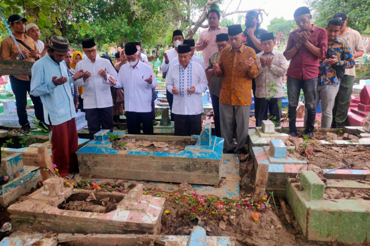 Pimpinan Pondok Modern Darussalam Gontor, KH Akrim Mariyat beserta rombongan bertakziah ke makam AM, 16, santri yang meninggal diduga karena dianiaya, di TPU Sei Selayur, Kecamatan Kalidoni, Palembang, Sumatera Selatan, Jumat, 9 September 2022.