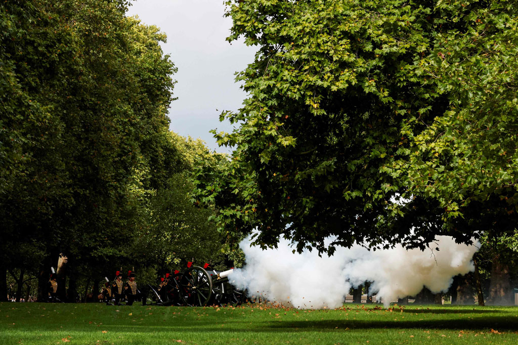 Tembakan meriam terdengar di keempat penjuru Inggris dan sekitarnya pada hari Jumat, 9 September 2022 waktu setempat, dalam upacara penghormatan senjata untuk mengenang mendiang Ratu Elizabeth II.