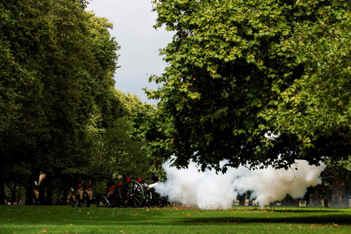 Tembakan meriam terdengar di keempat penjuru Inggris dan sekitarnya pada hari Jumat, 9 September 2022 waktu setempat, dalam upacara penghormatan senjata untuk mengenang mendiang Ratu Elizabeth II.