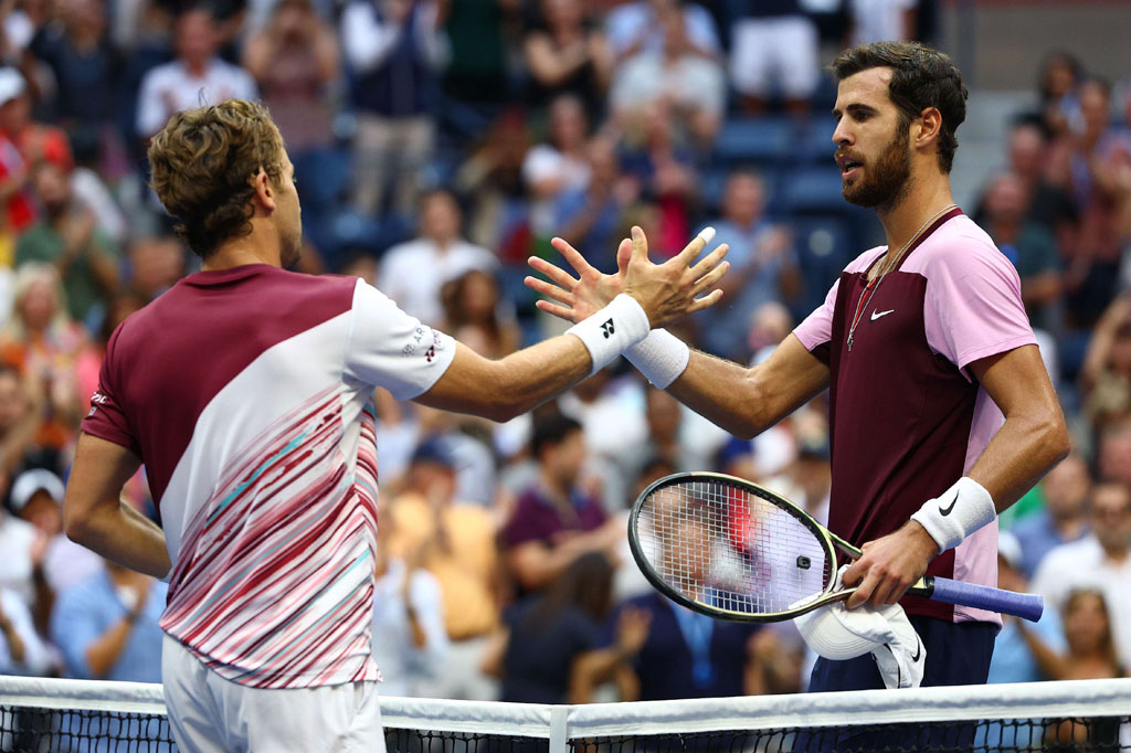 Ruud mengalahkan petenis Rusia itu dengan skor 7-6 (7/5), 6-2, 5-7, 6-2 di semifinal, dan akan menghadapi remaja Spanyol Carlos Alcaraz atau Frances Tiafoe dari Amerika Serikat dalam laga puncak pada Minggu, 11 September.
