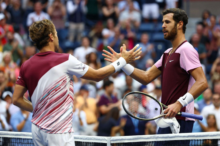 Ruud mengalahkan petenis Rusia itu dengan skor 7-6 (7/5), 6-2, 5-7, 6-2 di semifinal, dan akan menghadapi remaja Spanyol Carlos Alcaraz atau Frances Tiafoe dari Amerika Serikat dalam laga puncak pada Minggu, 11 September.