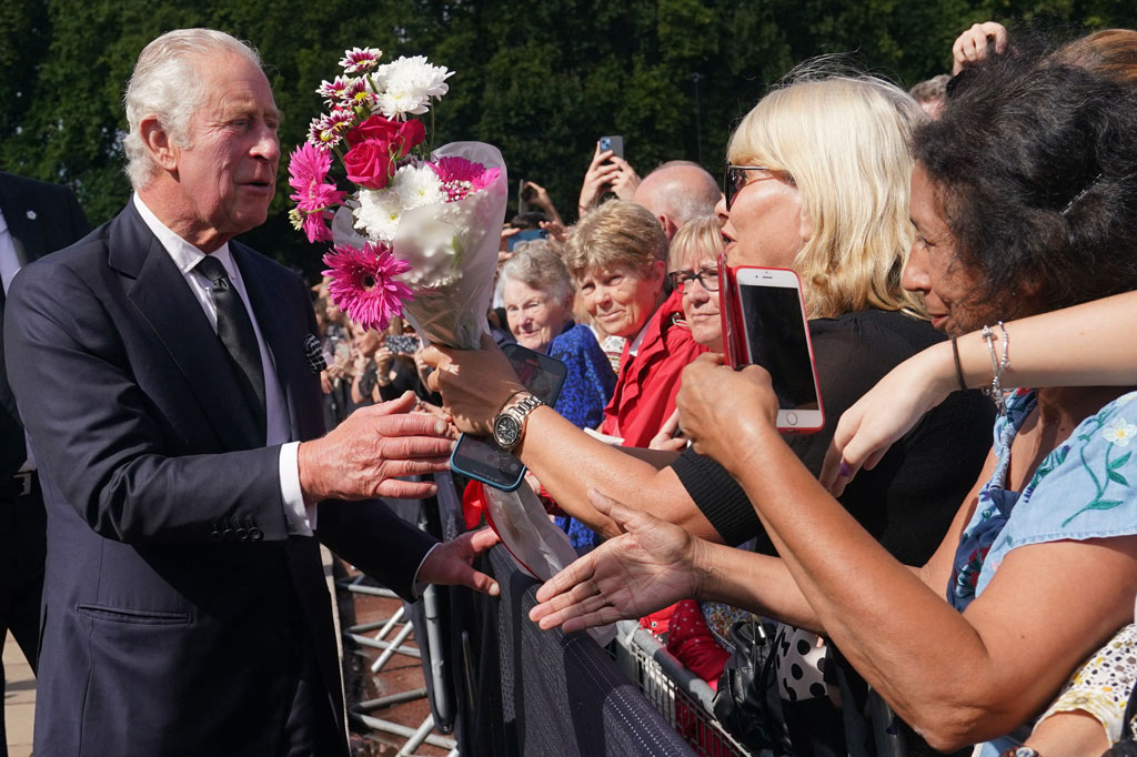 Kembali ke London untuk pertama kalinya sejak kematian ibunya, Ratu Elizabeth II pada hari Kamis, dia turun dari mobilnya untuk menemui beberapa dari ribuan orang yang berkumpul untuk berkabung dan menyambut raja baru tersebut.