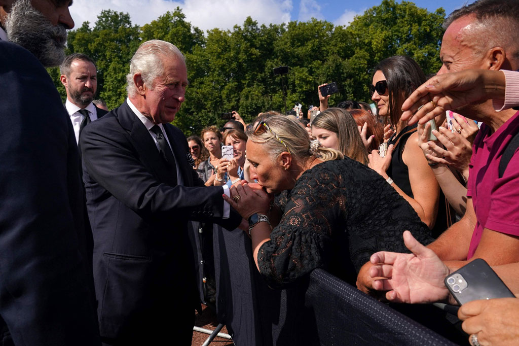 Dia berjabat tangan, menerima bunga dan melambaikan tangan ketika orang-orang mengangkat telepon mereka untuk mengambil foto selfie, sementara yang lain mengucapkan belasungkawa, dan seruan, 