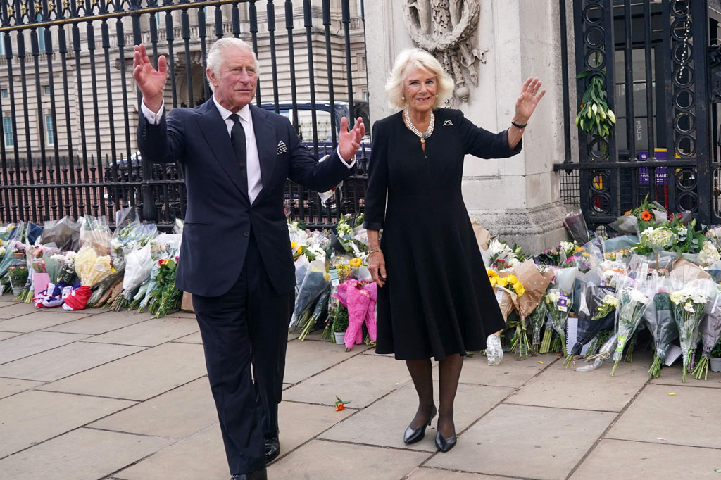 Charles bergabung dengan istrinya Camilla, Permaisuri Ratu, sebelum mereka masuk ke dalam, di mana raja baru akan merekam pidato perdananya di televisi untuk Inggris dan Persemakmuran.  