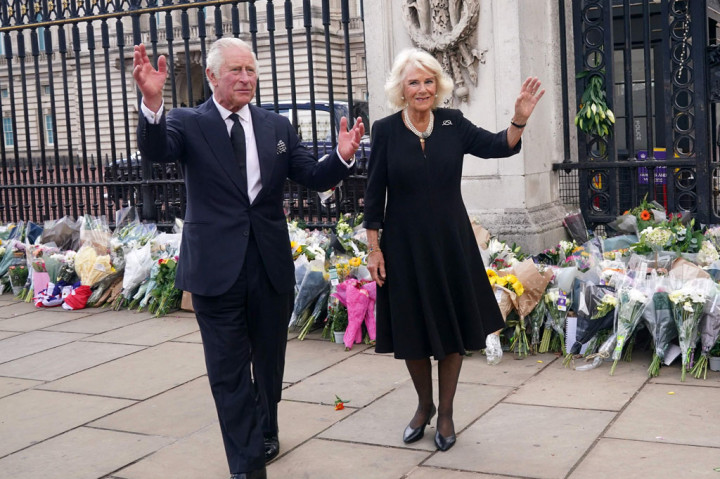 Charles bergabung dengan istrinya Camilla, Permaisuri Ratu, sebelum mereka masuk ke dalam, di mana raja baru akan merekam pidato perdananya di televisi untuk Inggris dan Persemakmuran.  