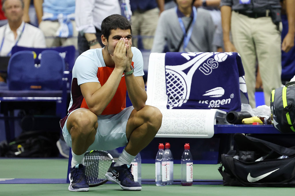 Carlos Alcaraz dari Spanyol tertegun seakan tidak percaya setelah mengalahkan Frances Tiafoe dari Amerika Serikat pada laga Semifinal Tunggal Putra US Open 2022, di USTA Billie Jean King National Tennis Center, New Kota York, Jumat, 9 September 2022 waktu setempat.