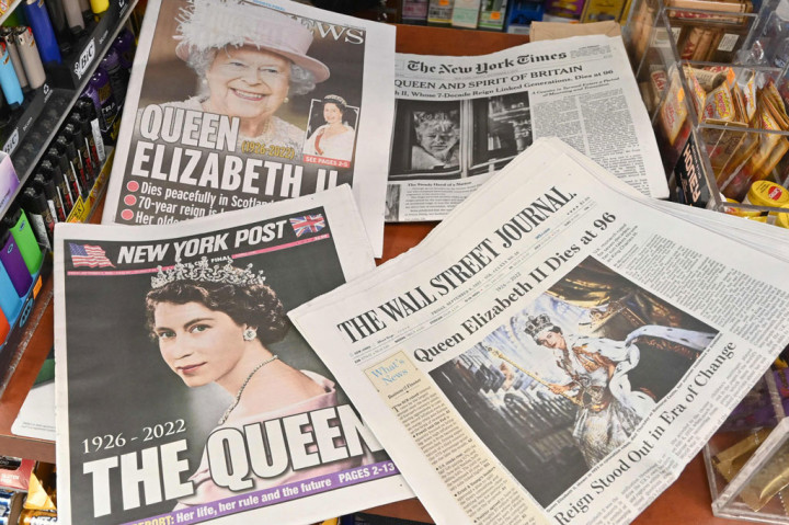 Ilustrasi foto ini menunjukkan surat kabar yang menampilkan Ratu Inggris Elizabeth II sehari setelah kematiannya, pada Jumat, 9 September 2022, di New York City.