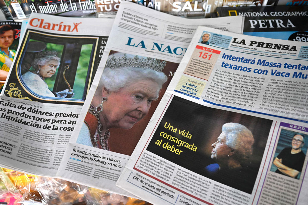 Tampilan halaman depan surat kabar Argentina pada 9 September 2022 di Buenos Aires, Argentina, mengumumkan meninggalnya Ratu Elizabeth II. 