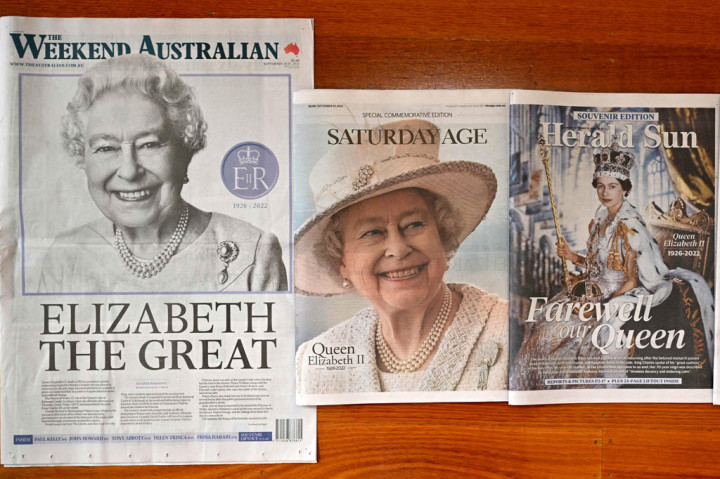 Ilustrasi foto yang diambil di Melbourne pada 10 September 2022 ini menampilkan halaman depan surat kabar Australia yang memberitakan meninggalnya Ratu Inggris Elizabeth II.