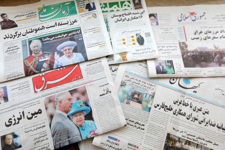 Sebuah gambar yang diambil pada Sabtu, 10 September 2022, di ibukota Teheran, menunjukkan halaman depan surat kabar Iran yang bergambar Ratu Elizabeth II.