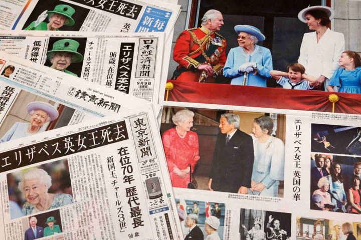 Foto ilustrasi ini memperlihatkan halaman depan surat kabar Jepang yang mengumumkan meninggalnya Ratu Inggris Elizabeth II, di Tokyo pada Jumat, 9 September 2022.