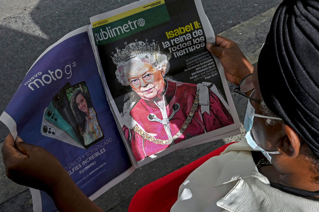 Seorang wanita membaca surat kabar tentang meninggalnya Ratu Elizabeth II, di Cali, Kolombia, pada Jumat, 9 September 2022 waktu setempat.