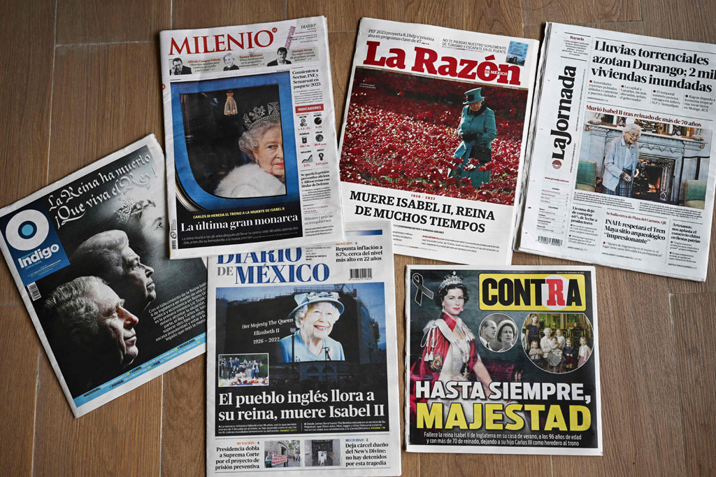 Tampilan halaman depan surat kabar Meksiko yang menampilkan Ratu Inggris Elizabeth II sehari setelah kematiannya, di Mexico City, pada Jumat 9 September 2022 waktu setempat.
