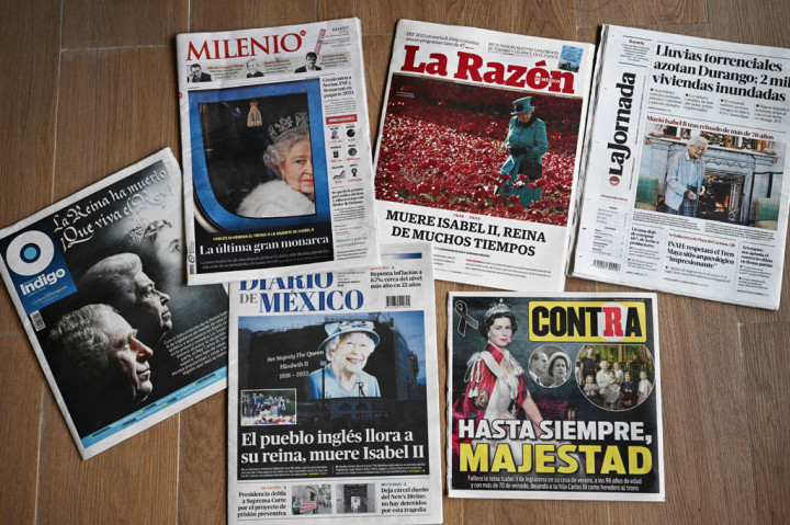 Tampilan halaman depan surat kabar Meksiko yang menampilkan Ratu Inggris Elizabeth II sehari setelah kematiannya, di Mexico City, pada Jumat 9 September 2022 waktu setempat.
