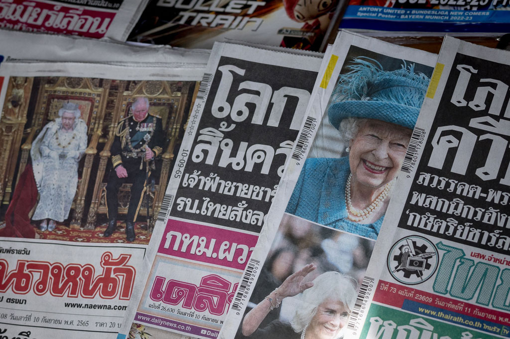 Surat kabar yang menampilkan liputan halaman depan tentang meninggalnya Ratu Elizabeth II dari Inggris, dipajang di sebuah kios di Bangkok, Thailand pada 10 Sabtu, September 2022.