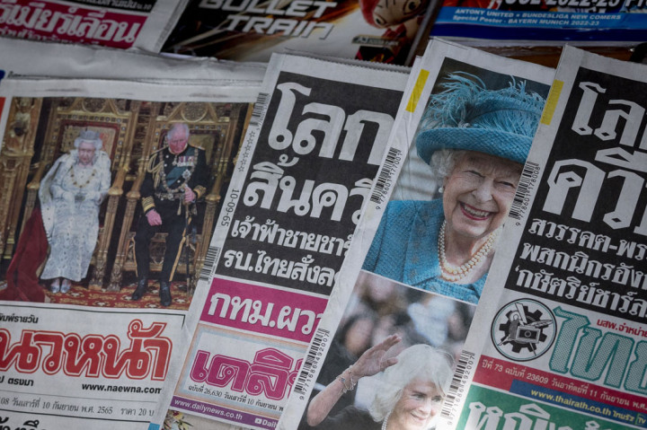 Surat kabar yang menampilkan liputan halaman depan tentang meninggalnya Ratu Elizabeth II dari Inggris, dipajang di sebuah kios di Bangkok, Thailand pada 10 Sabtu, September 2022.