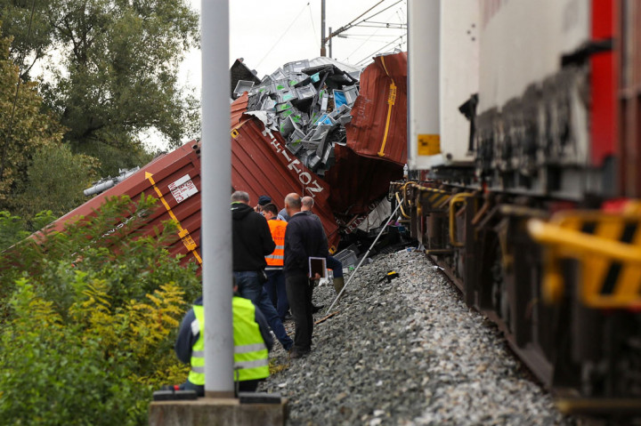 Para petugas berada di samping puing-puing kereta setelah kereta penumpang dan kereta barang bertabrakan, dekat Kota Novska, Kroasia, Sabtu, 10 September 2022.