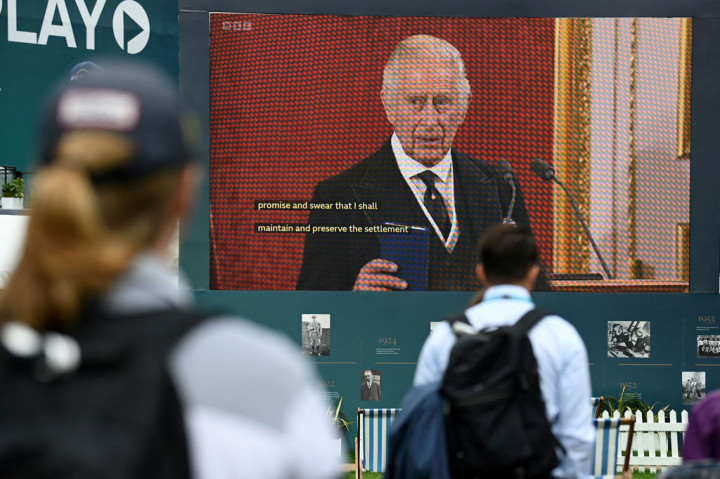 Charles mengatakan ibunya, yang meninggal pada hari Kamis, 8 September 2022, di Balmoral dalam usia 96 tahun, memberikan contoh cinta seumur hidup dan pelayanan tanpa pamrih yang dia janjikan untuk ditiru.