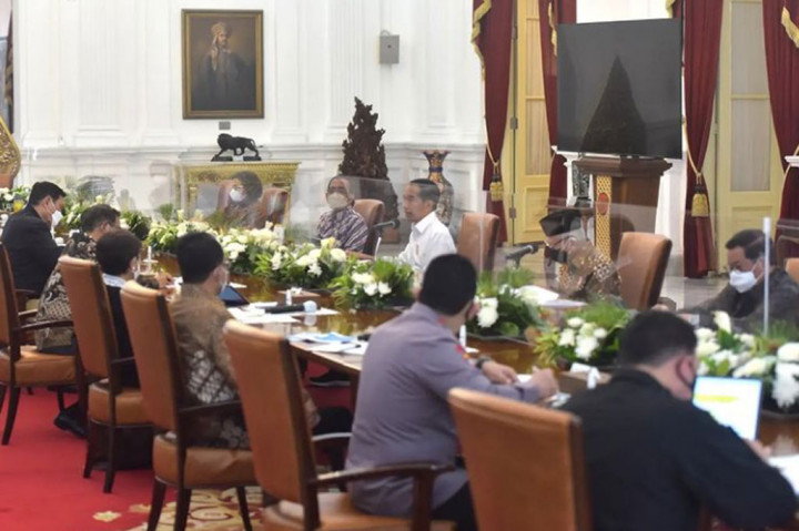 Jokowi ingin kembali memastikan agar pelayanan imigrasi lebih melayani dan meninggalkan gaya-gaya lama. Menurut dia, visa maupun Kitas bagi para investor maupun tenaga ahli asing diyakini dapat memberikan manfaat bagi rakyat Indonesia.