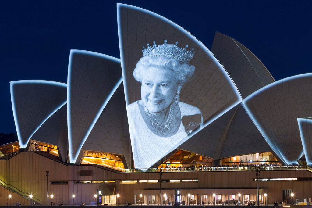 Sydney Opera House dihiasi foto Ratu Elizabeth II saat pemutaran video mapping di Bennelong Point, Sydney, New South Wales, Australia, Sabtu, 10 September 2022. 