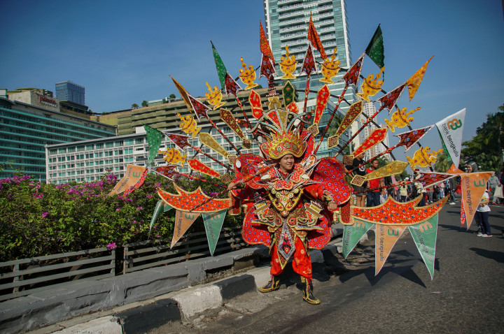 Peserta mengenakan pakaian adat saat Pagelaran Budaya Bengkulu di Car Free Day (CFD), Bundaran Hotel Indonesia, Jakarta, Minggu, 11 September 2022. 