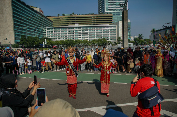 Warga antusias menyaksikan Pagelaran Budaya Bengkulu di Car Free Day (CFD), Bundaran Hotel Indonesia, Jakarta, Minggu, 11 September 2022. 