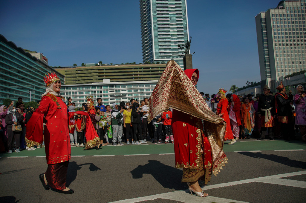 Peserta mengenakan pakaian adat saat Pagelaran Budaya Bengkulu di Car Free Day (CFD), Bundaran Hotel Indonesia, Jakarta, Minggu, 11 September 2022. 