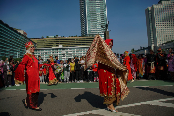 Peserta mengenakan pakaian adat saat Pagelaran Budaya Bengkulu di Car Free Day (CFD), Bundaran Hotel Indonesia, Jakarta, Minggu, 11 September 2022. 