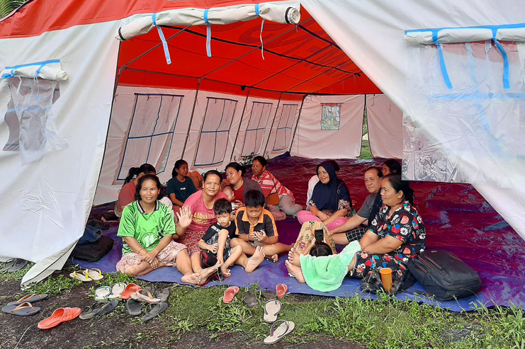 Dilaporkan ada kurang lebih 200 orang warga Desa Sikabaluan di Kecamatan Siberut Utara yang turut mengungsi ke lokasi yang lebih tinggi dan aman.